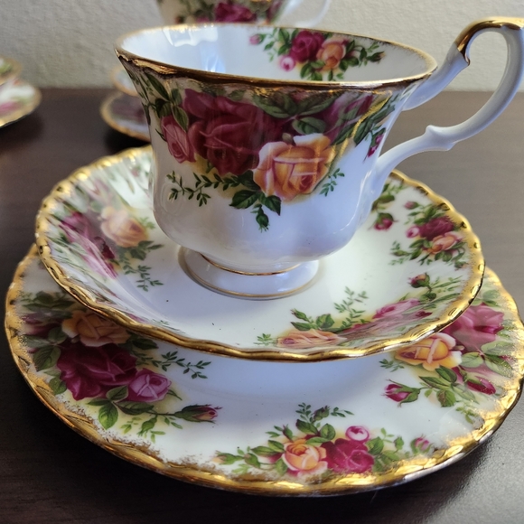Beautiful Royal Albert Old Country Rose Cup & Saucer W/Bread & Butter Set Of 4 - Picture 5 of 6